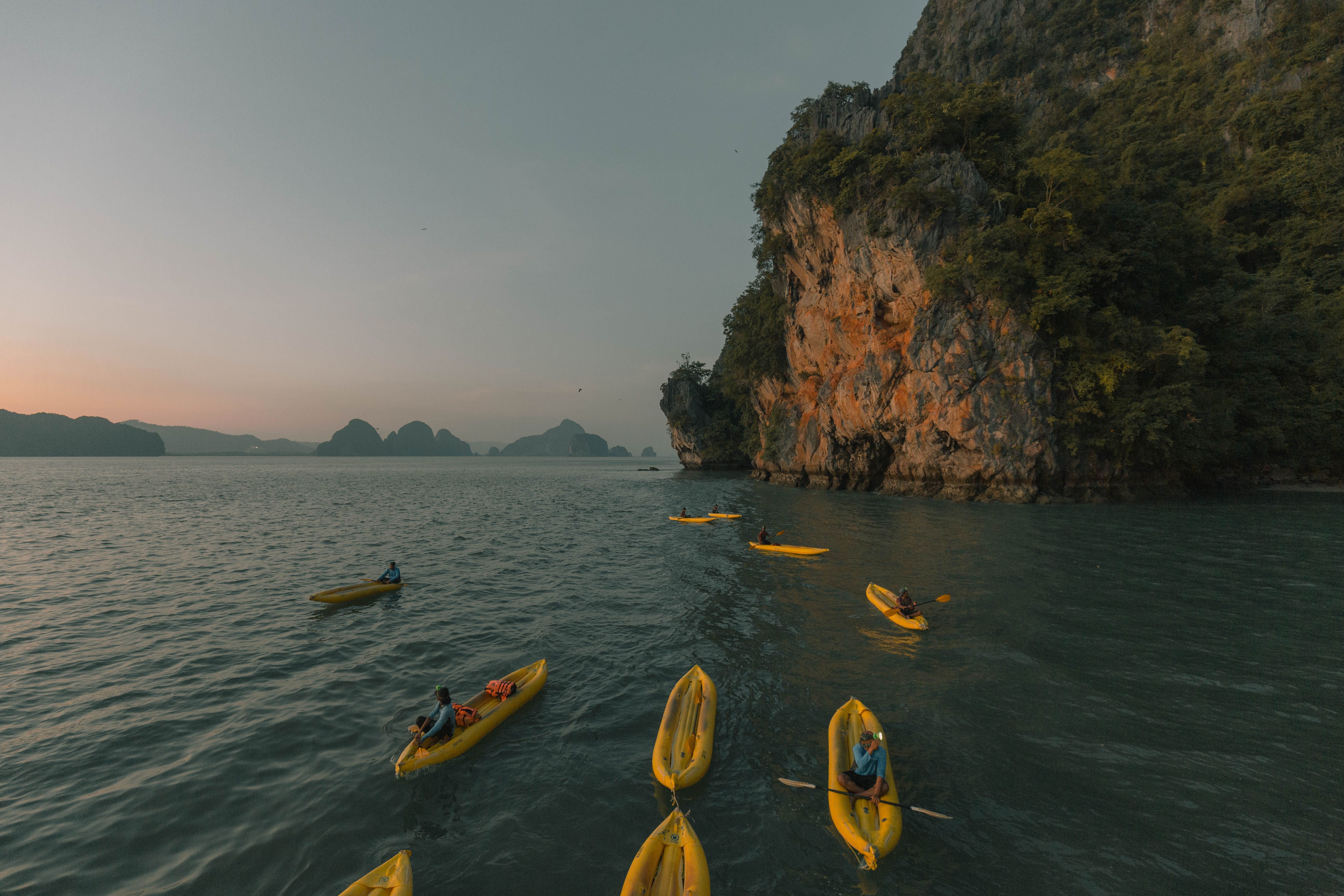 Kayak dans un lagon entre les falaises calcaires d'Ang Thong