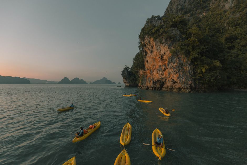 Kayak dans un lagon entre les falaises calcaires d'Ang Thong