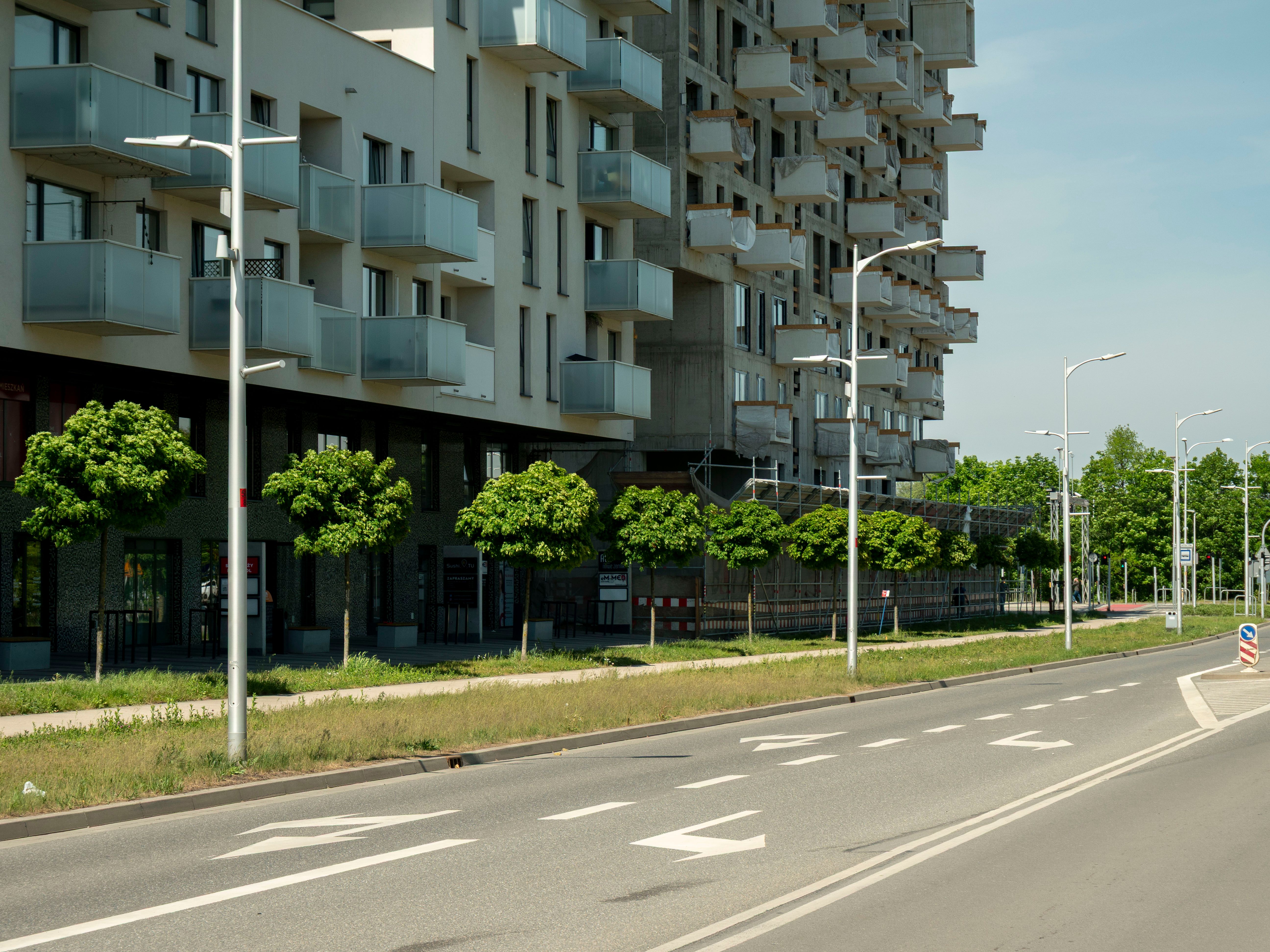 Straßenkehrung in urbaner Umgebung