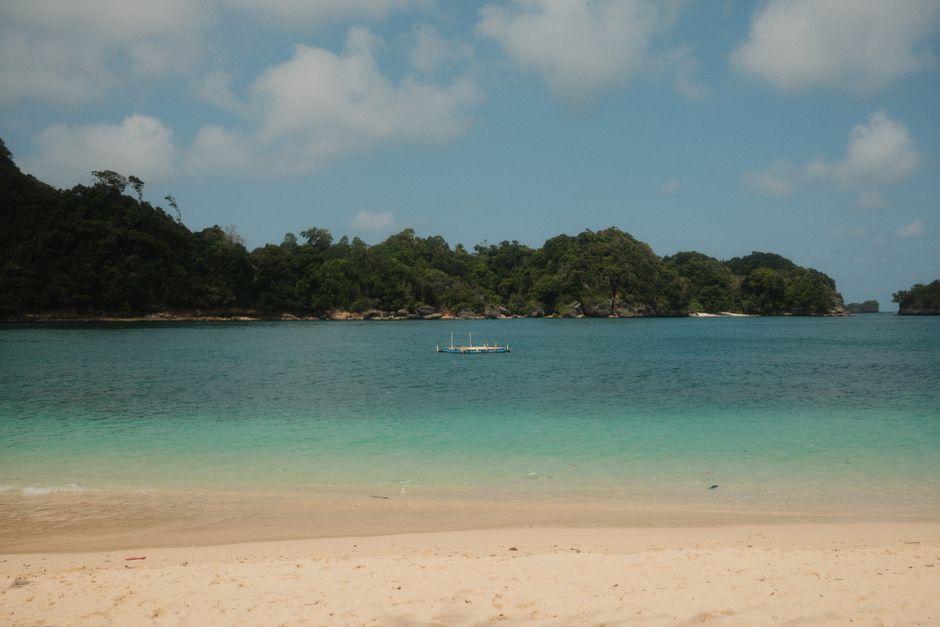 pantai tersembunyi di Maluku yang masih alami