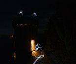 星空下，一座被光迹照亮的塔显得格外神秘