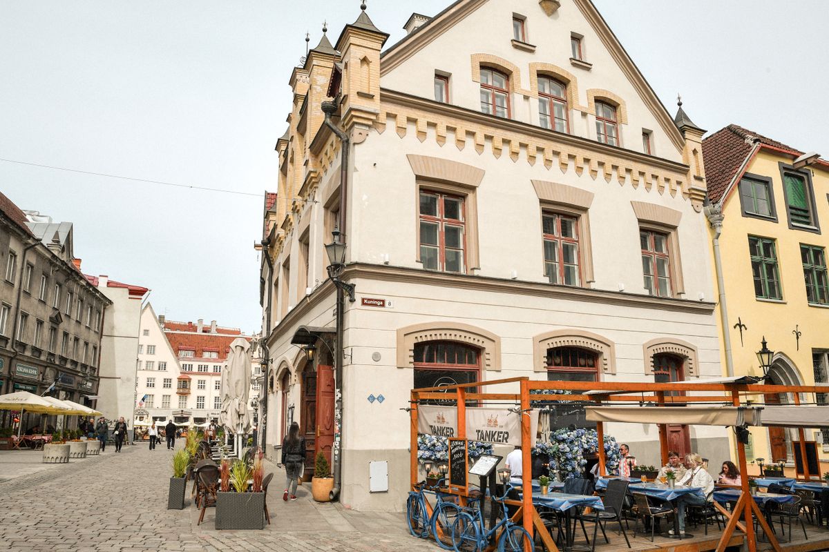 Stradă pavată din orașul vechi al Tallinnului, cu terase de cafenea