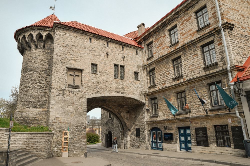 Marea Poartă de Coastă din Tallinn, cu turnul masiv Margareta cea Grasă alături