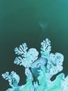 一幅充满活力的抽象丙烯画，带有绿色和蓝色的漩涡图案