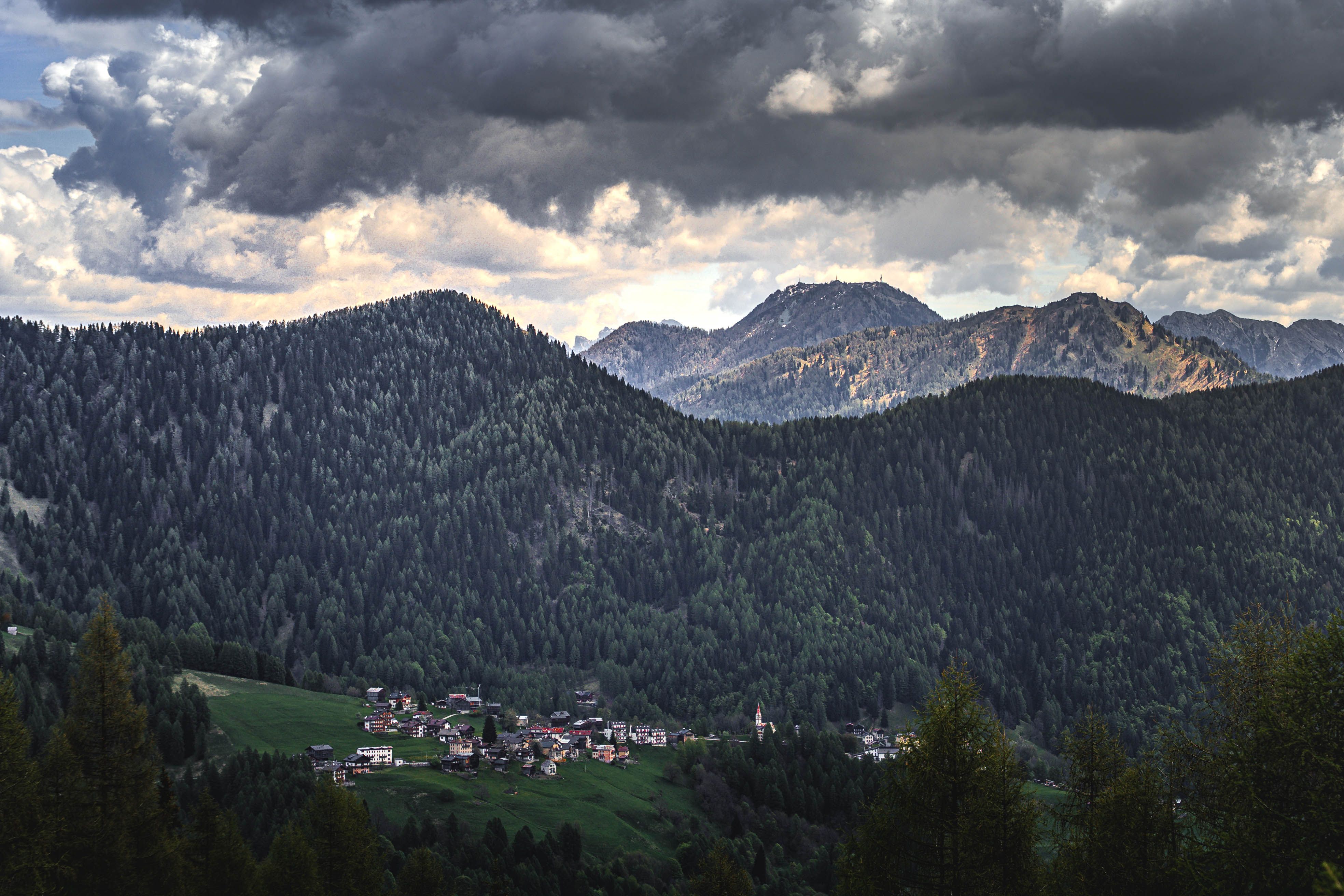 Picturesque Village in the Italian Alps at Twilight · Free Stock Photo