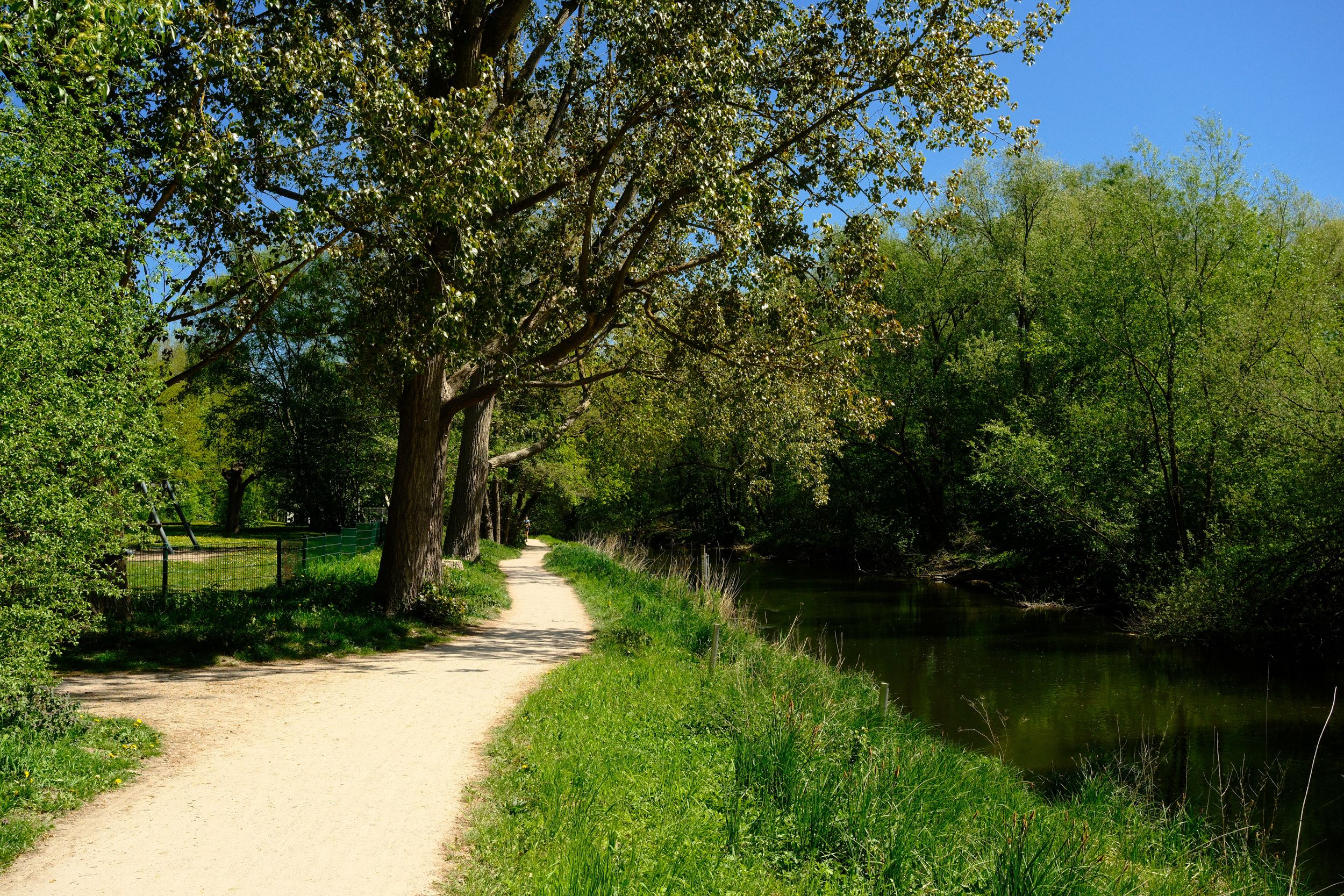 Thames Path near Sonning lock on a clear morning