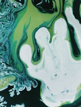 这幅充满活力的抽象画以绿色和白色的流动图案，唤起了创造力和现代艺术表达