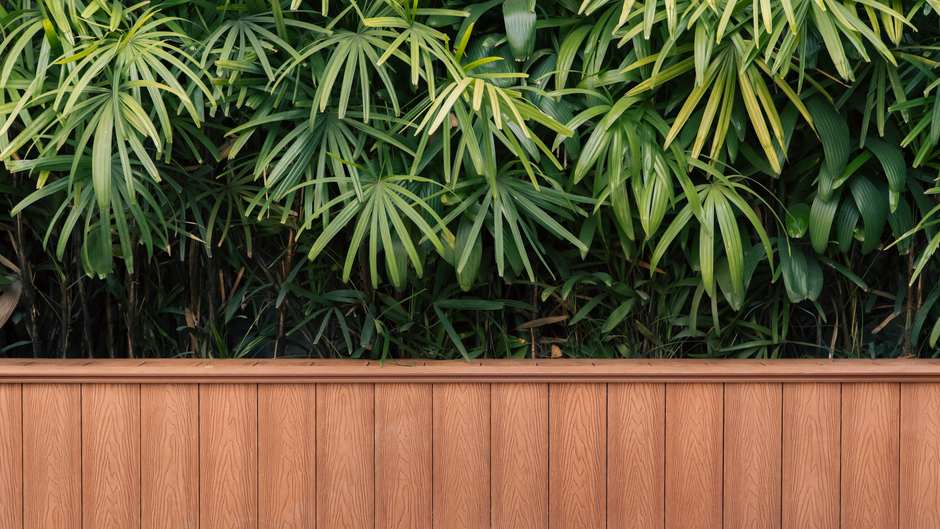 Akoestische tuinpanelen tussen groene planten. Akoestische tuinpanelen tussen groene planten.