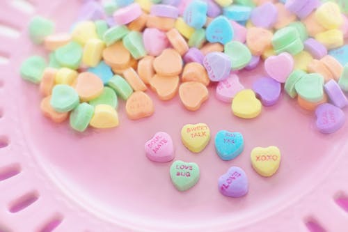 gratis Hartvormige Snoepjes In Verschillende Kleuren Stockfoto