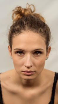 一位目光锐利、发型优雅的法国女性特写肖像