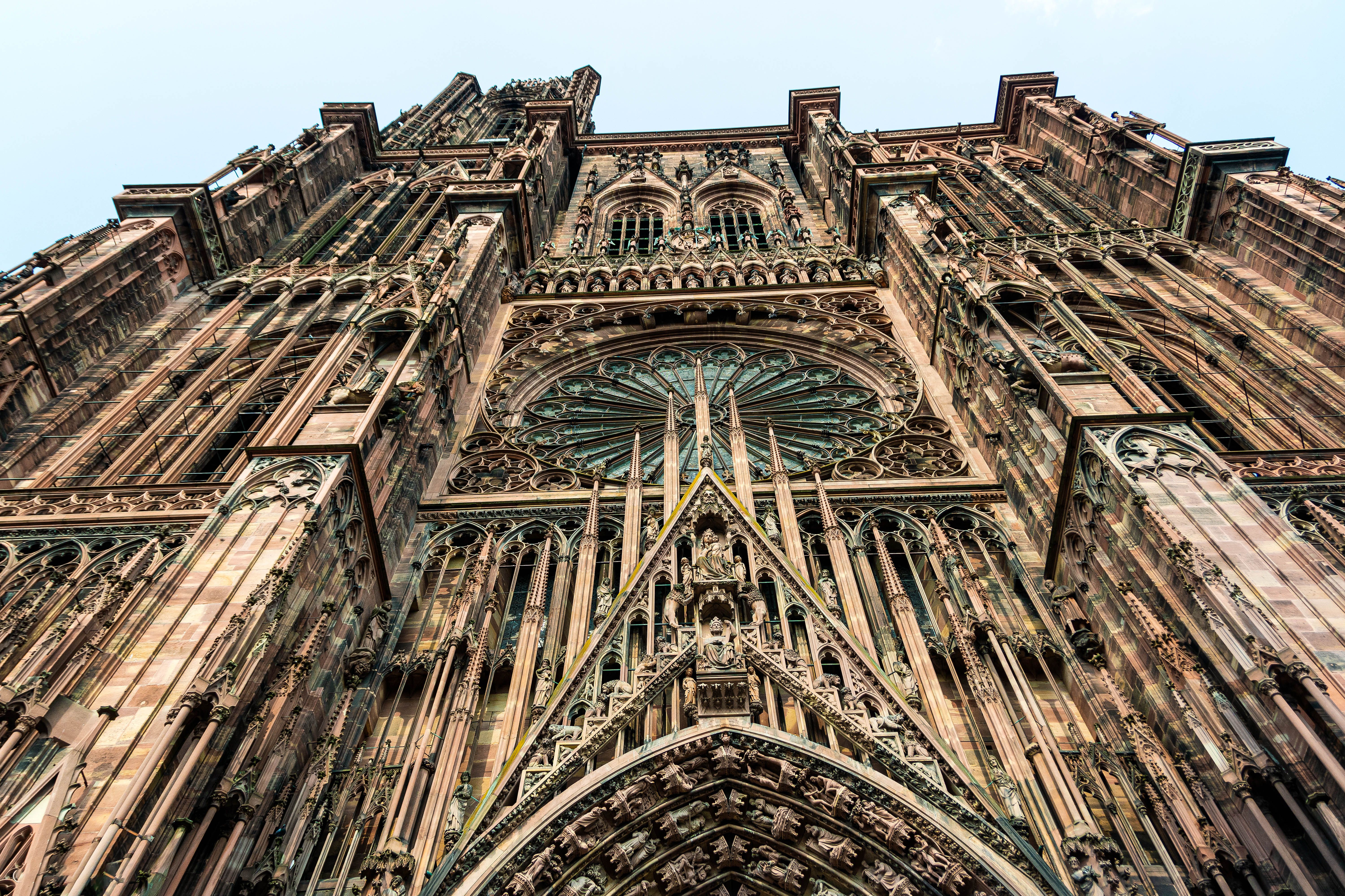 Gros plan sur l'architecture gothique complexe de la façade de la cathédrale de Strasbourg, en France.