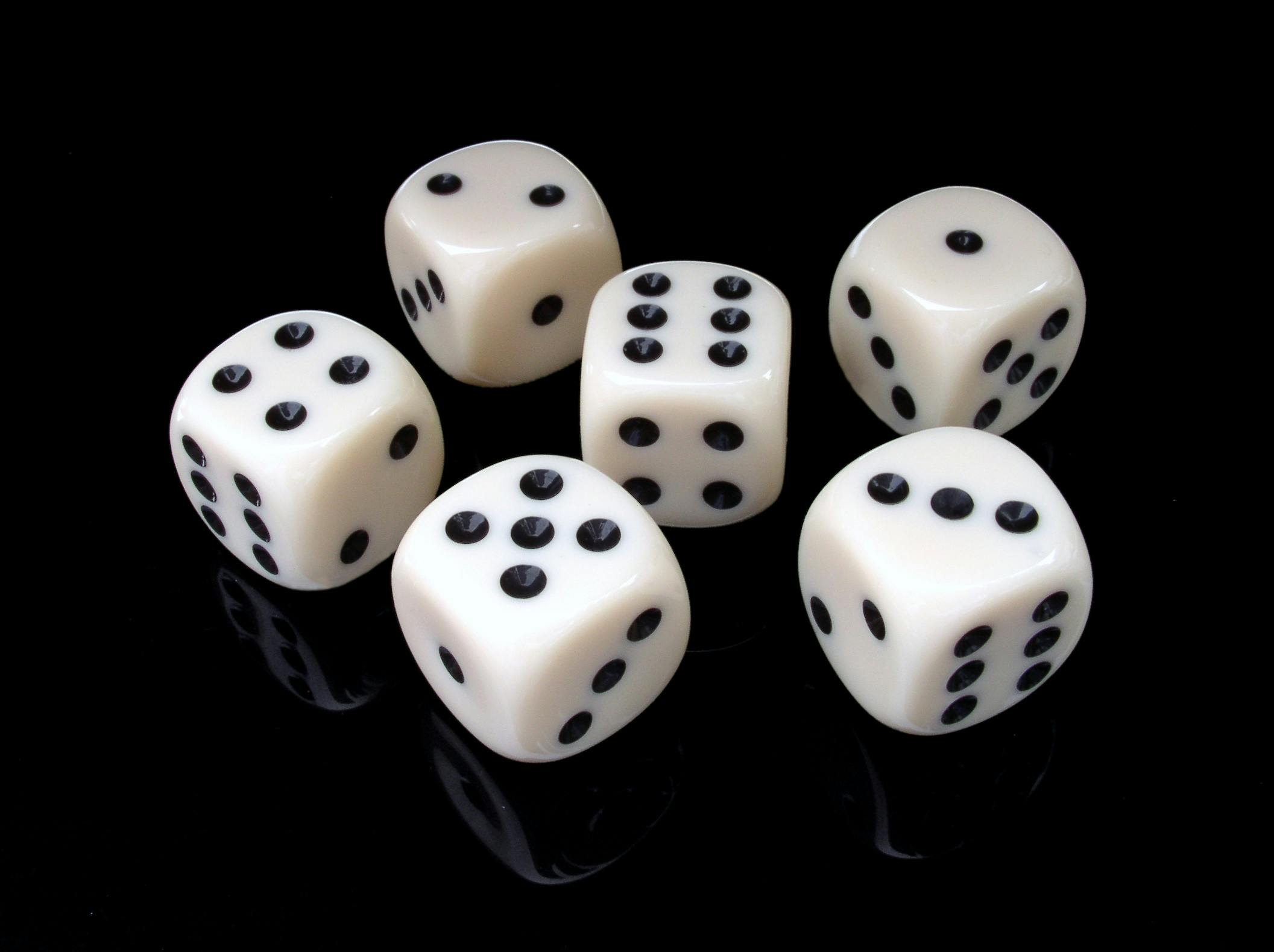 6 pieces of black and white dice