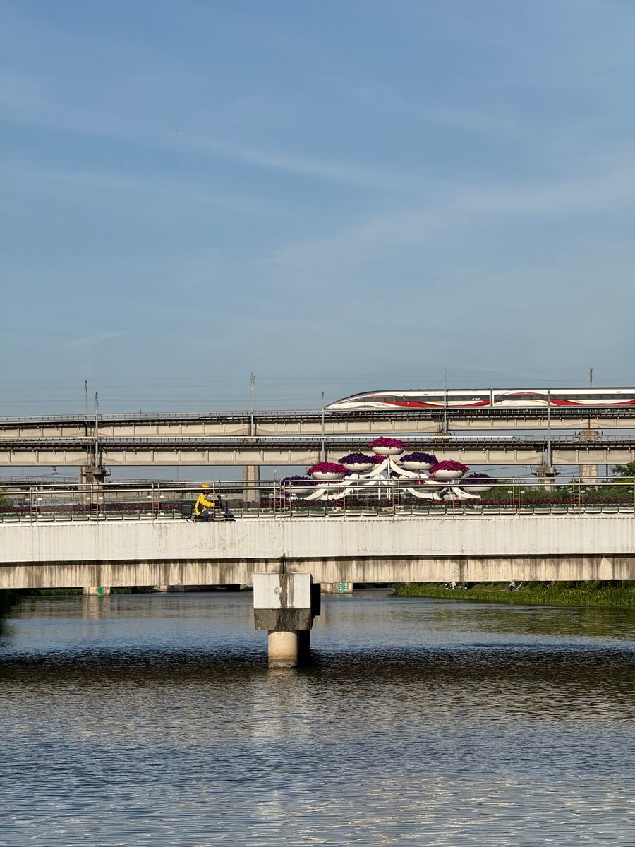 Trem de alta velocidade cruzando uma ponte em Xangai