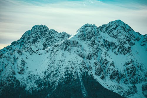 Foto De Montañas Cubiertas De Nieve Durante El Día