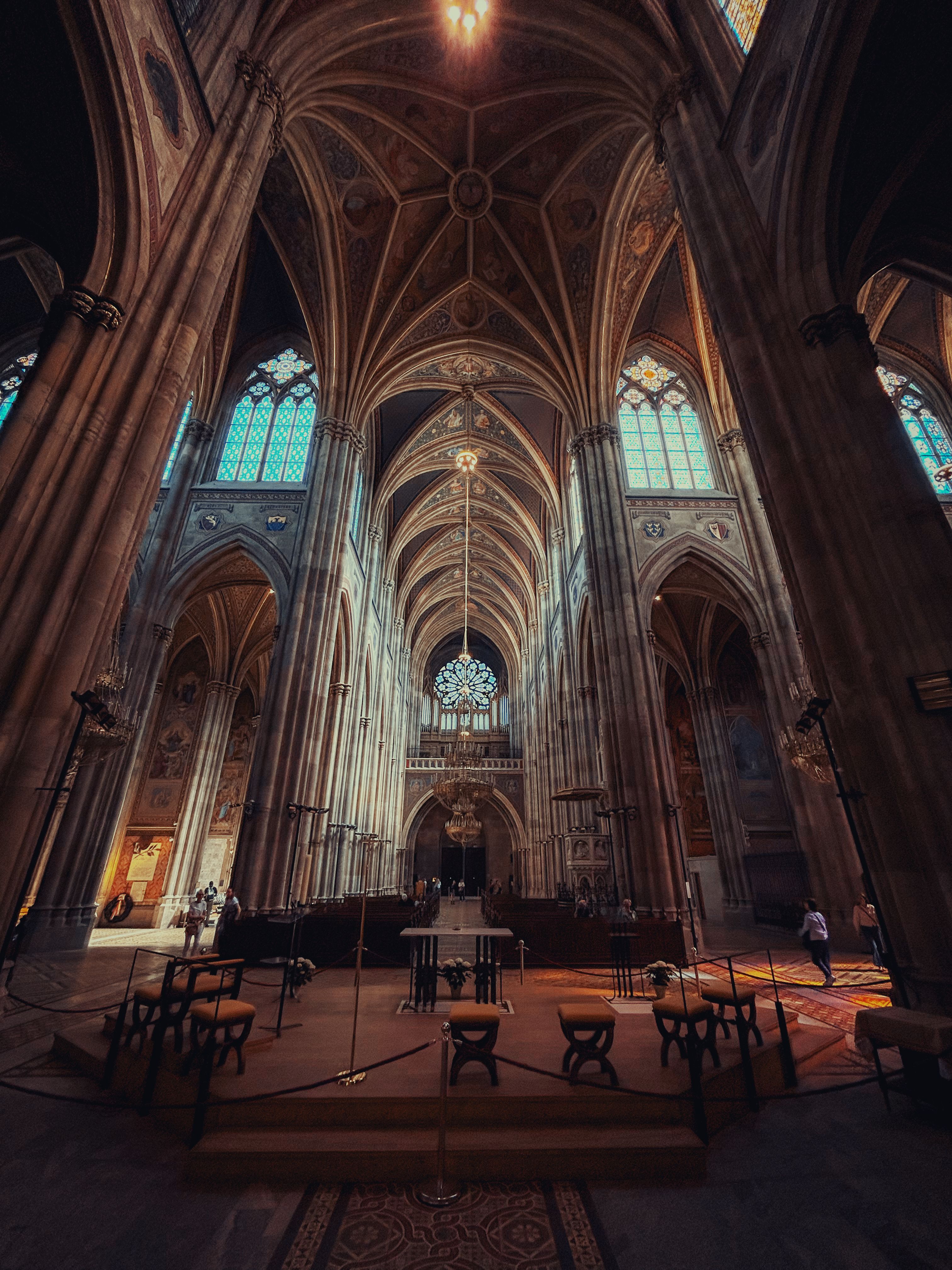 Gothic Cathedral Interior with Vaulted Arches · Free Stock Photo