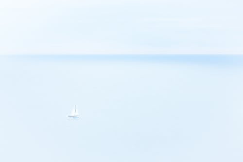 Witte Zeilboot