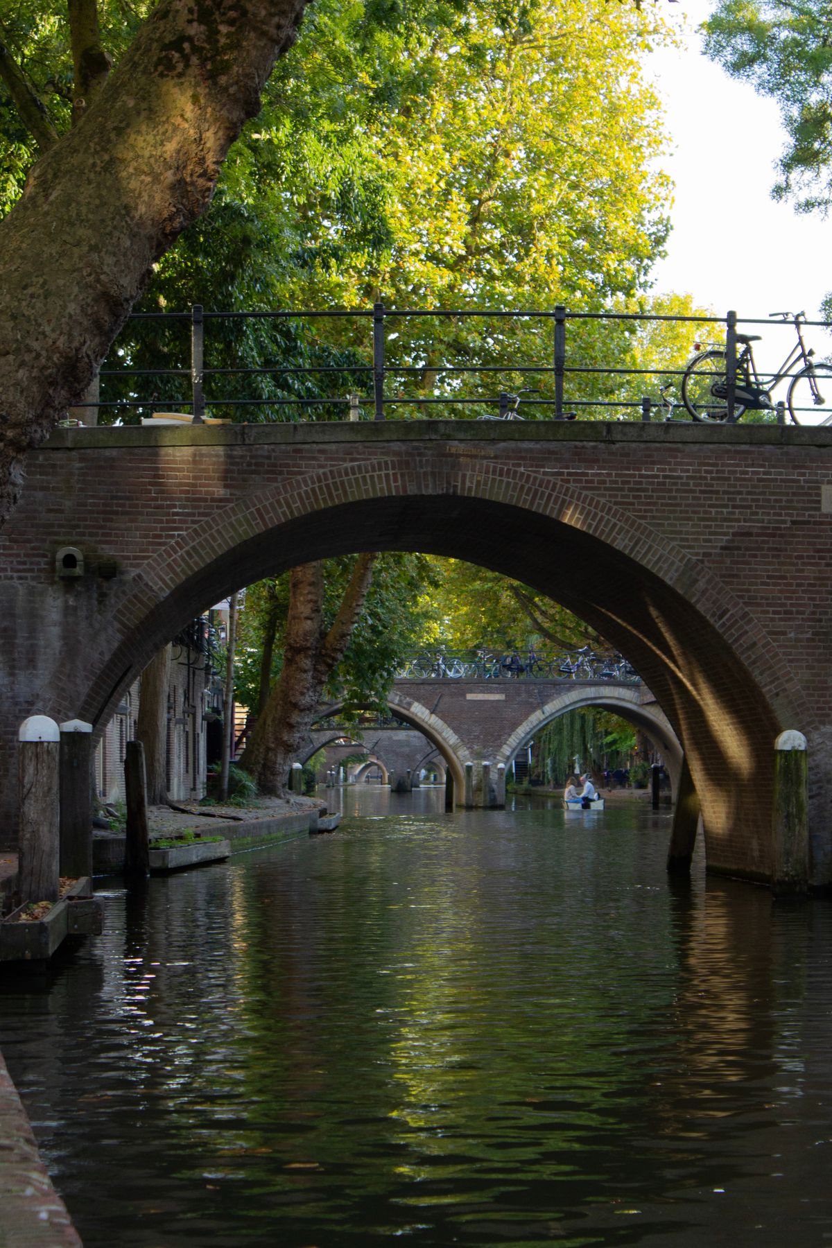 Gracht met bruggen en groen in Utrecht