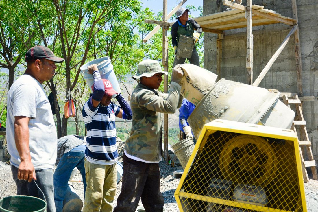 Ouvriers qui coulent du béton sur un chantier