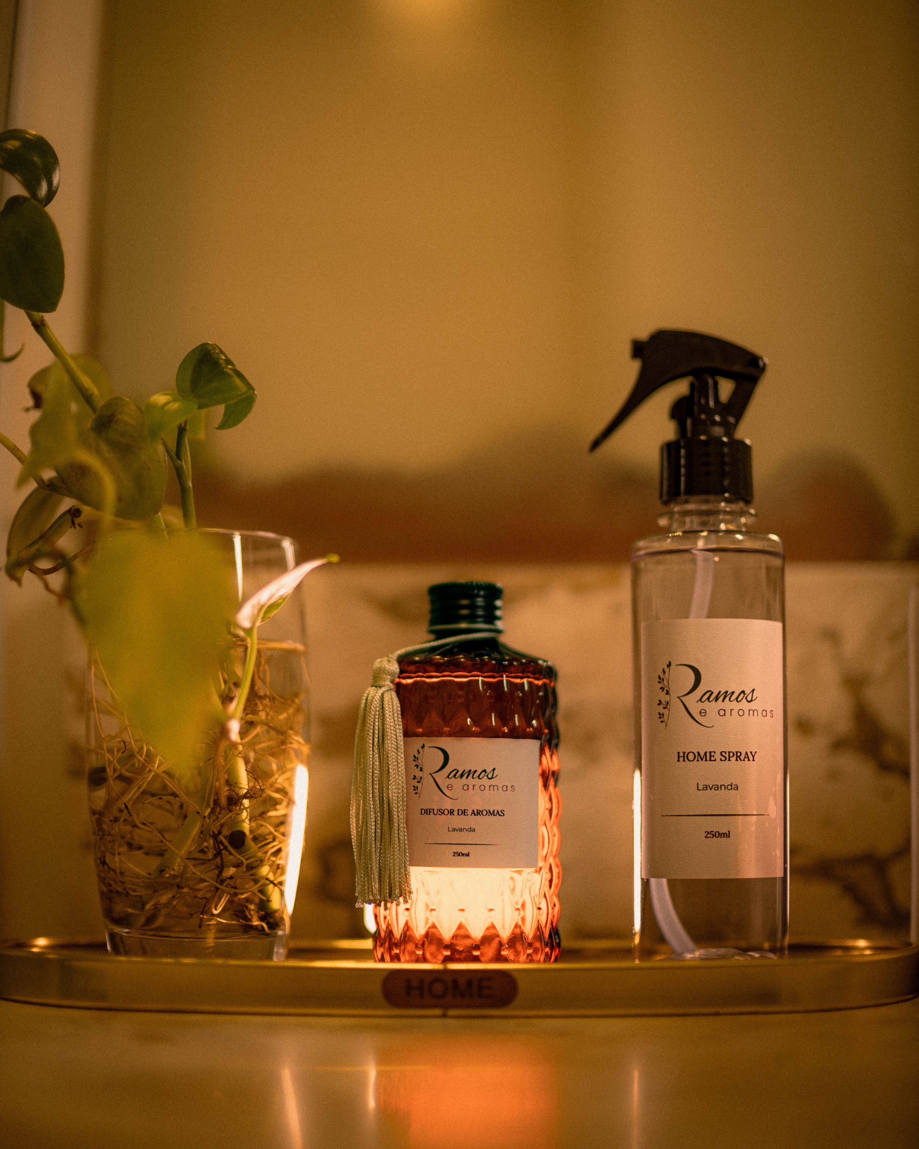 Ambiente acolhedor criado por uma vela e spray aromático em uma bandeja de decoração elegante.