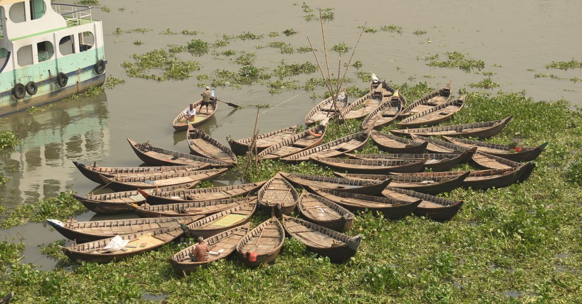 Viajero usando una eSIM de Banglades junto al rio en Daca