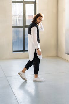 时尚男模特在室内穿着现代服装摆姿势