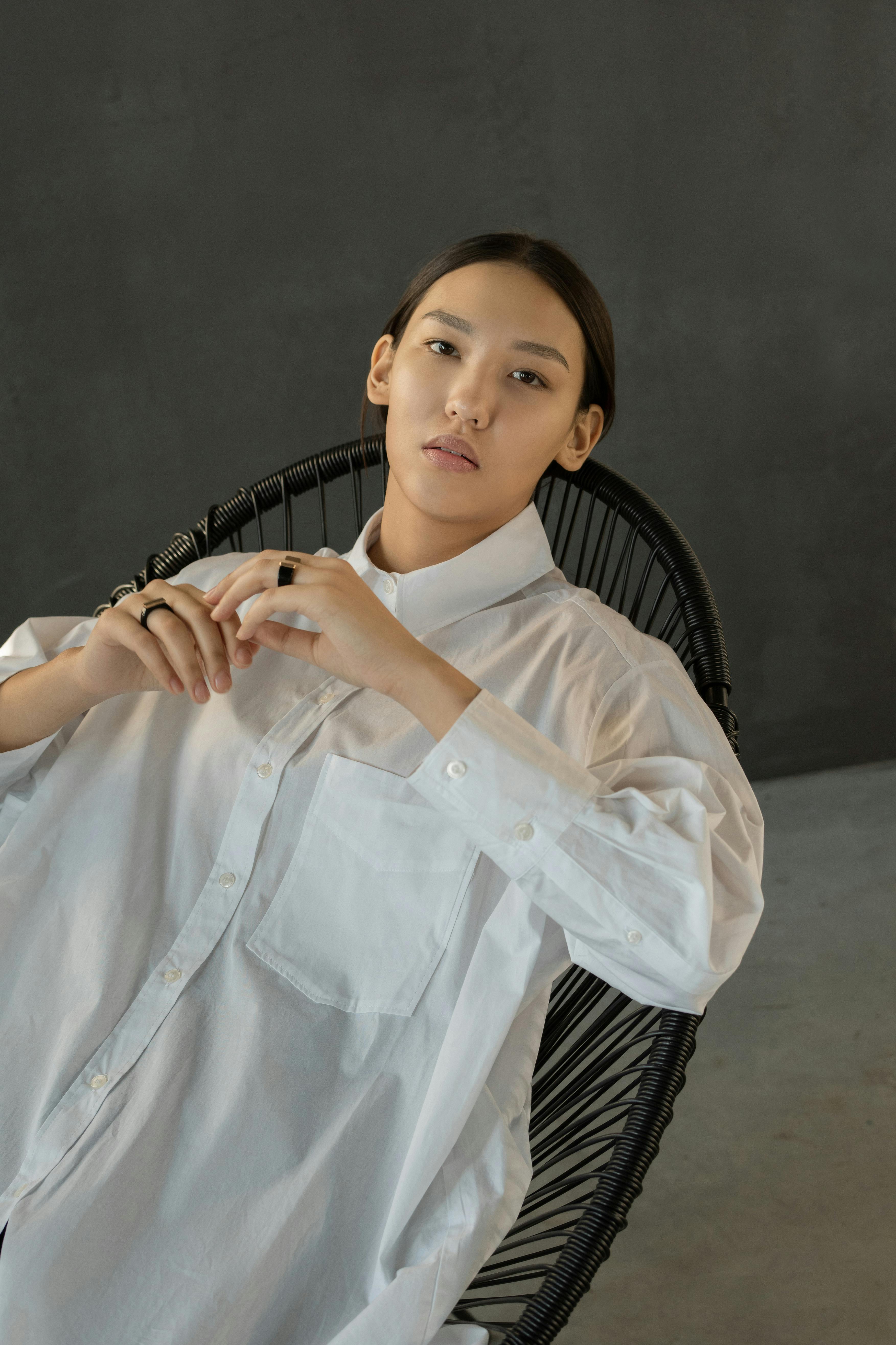 Bezpłatne Zdjęcie Kobiety W Białej Koszuli Zdjęcie z galerii