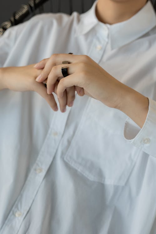 Personne En Chemise Boutonnée Blanche