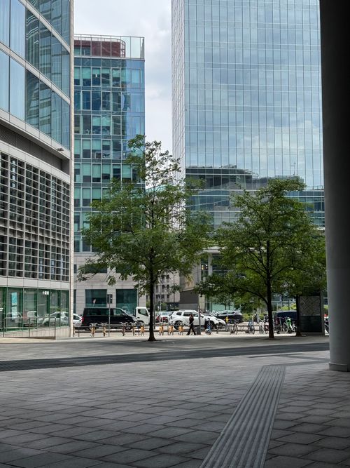 Free Contemporary office buildings in Milano with greenery, showcasing urban architecture and lifestyle. Stock Photo