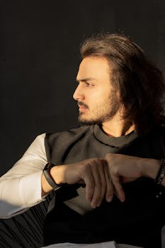 一个男人坐在室内，侧脸被自然阳光照亮