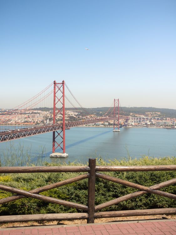 vista-panor-mica-da-ponte-25-de-abril-em-lisboa-foto-profissional