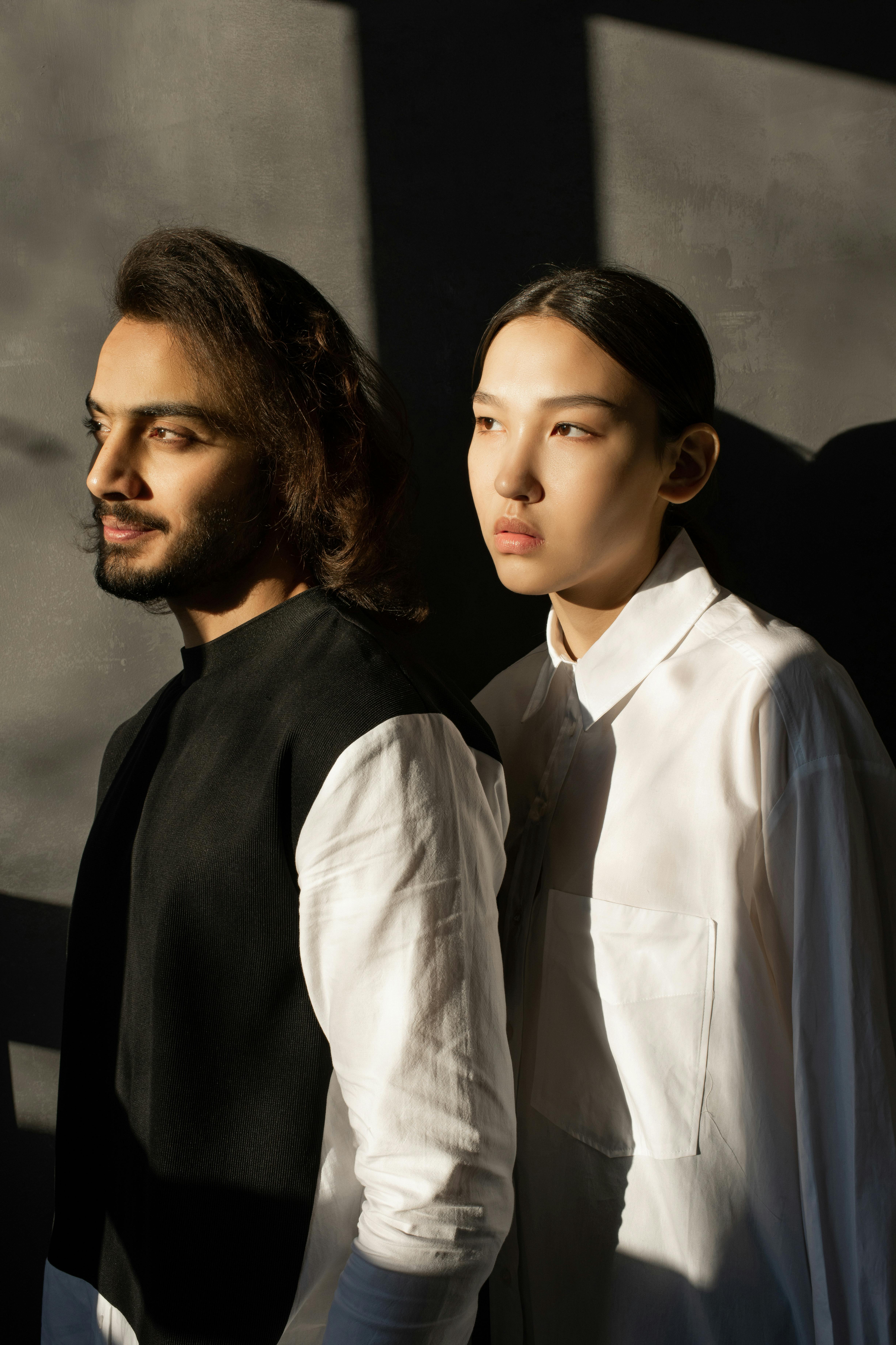 室内时尚情侣，以现代风格和引人注目的阴影优雅呈现