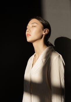 在柔和灯光下，女性肖像展现出优雅与时尚感