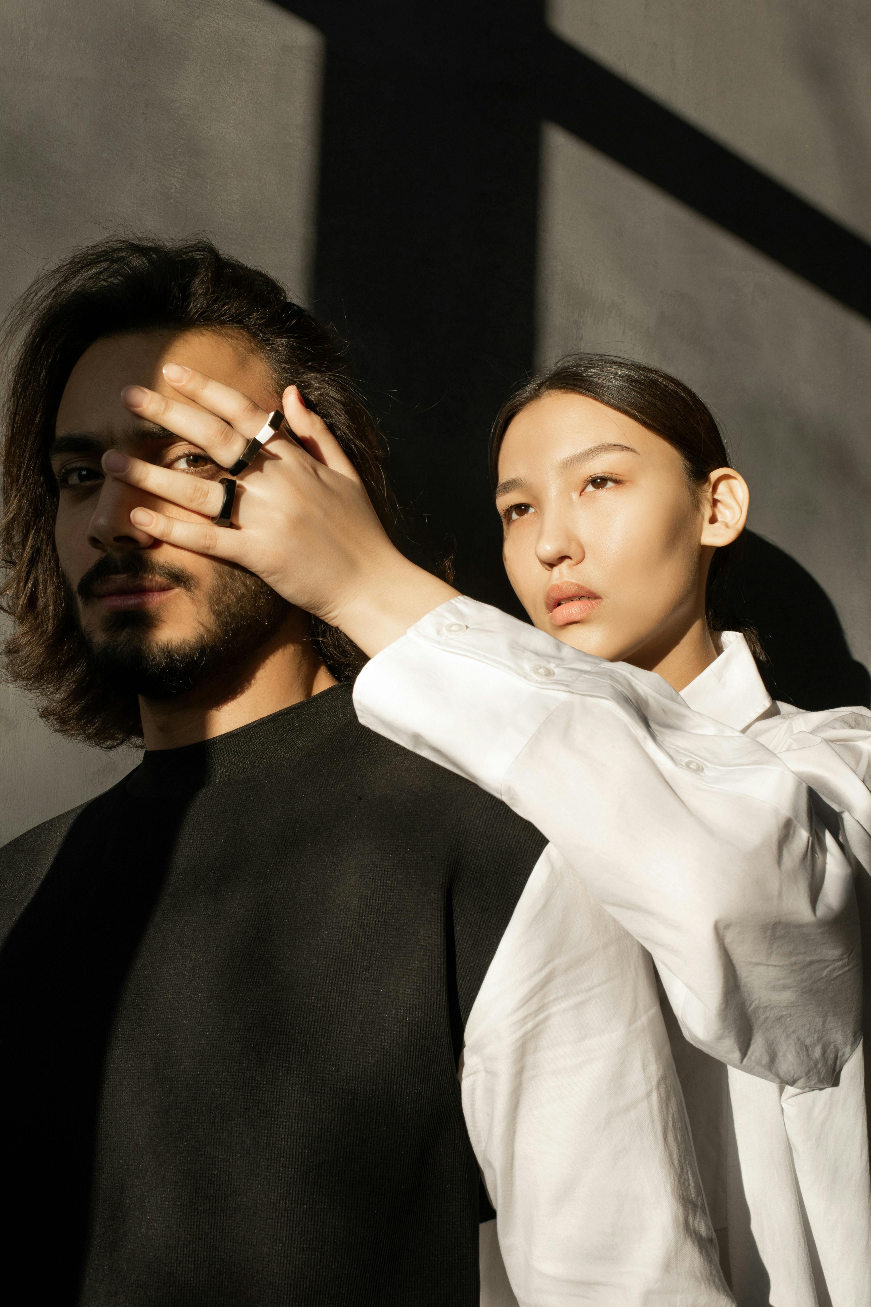 在戏剧性灯光下，一对夫妇引人注目的肖像探索了现代时尚与表达方式