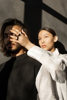 在戏剧性灯光下，一对夫妇引人注目的肖像探索了现代时尚与表达方式