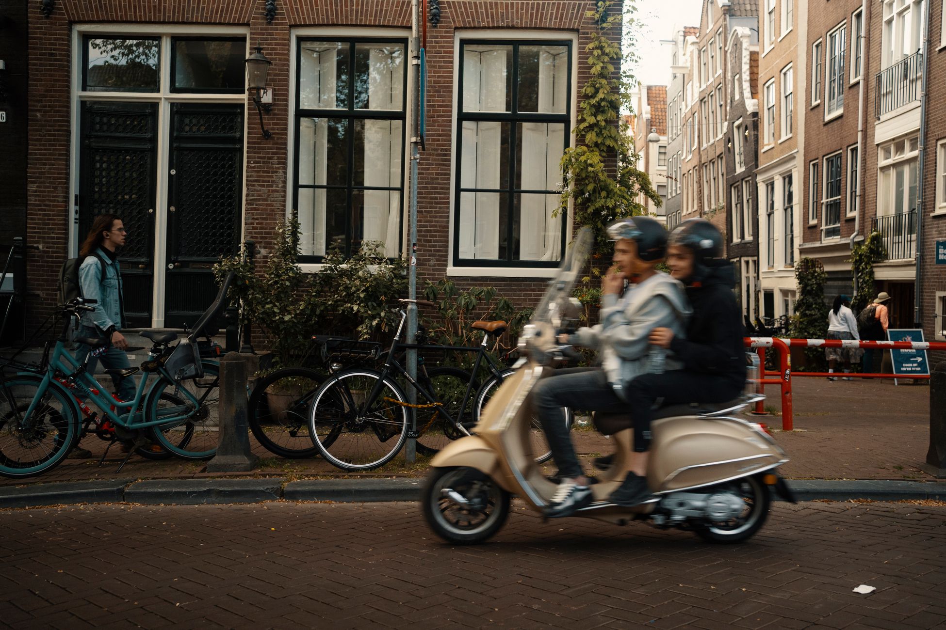 Scooter botst op auto in Haren, bestuurder gewond