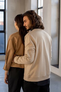 后视镜里，一对恩爱夫妇在室内拥抱的画面，传递出温暖与亲密