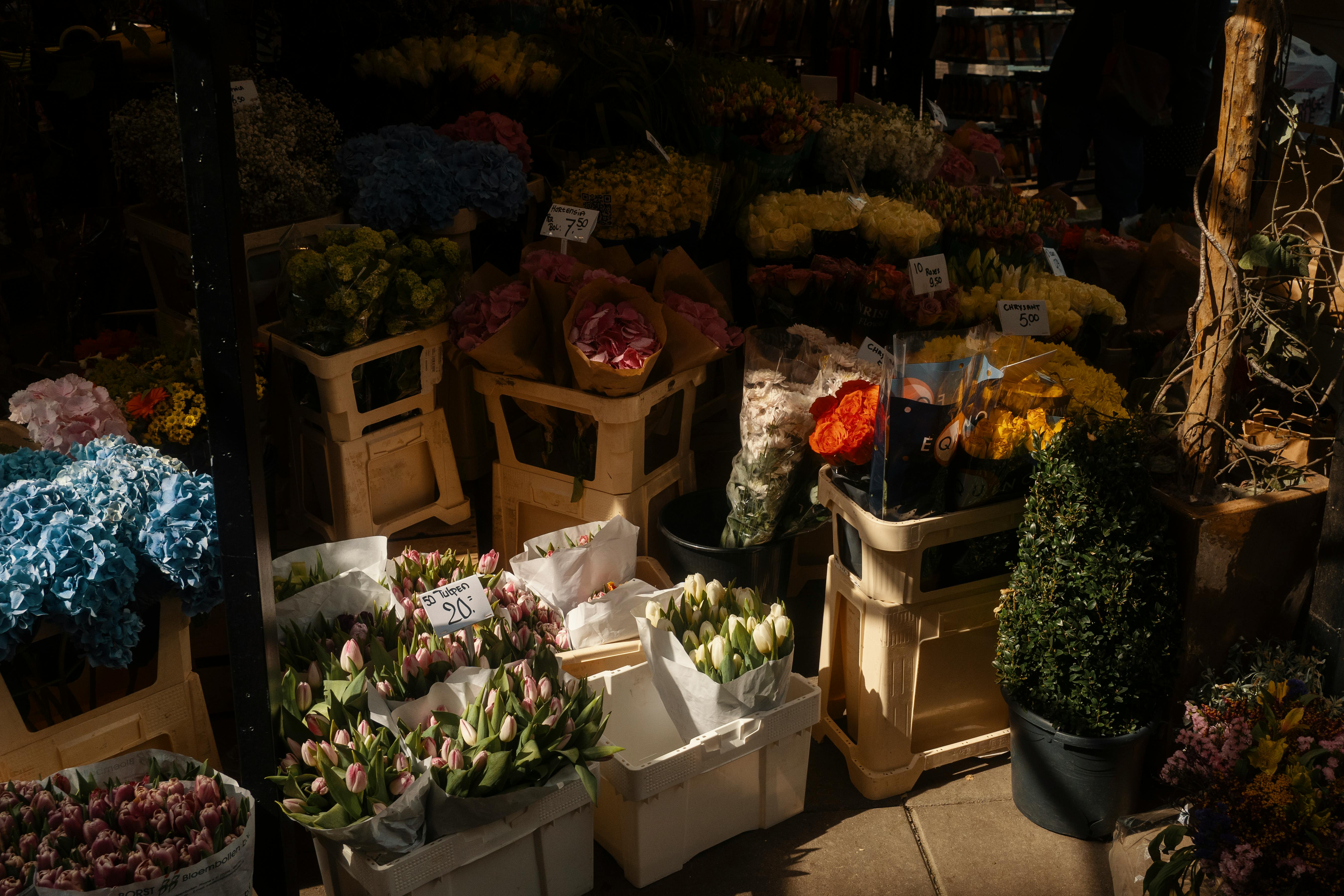 [ColoSach]-a-vibrant-display-of-assorted-cut-flowers-in-crates-at-a-bustling-market.