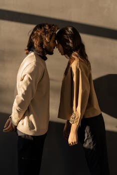 一对现代夫妇在室内温暖的阳光下共享亲密时光