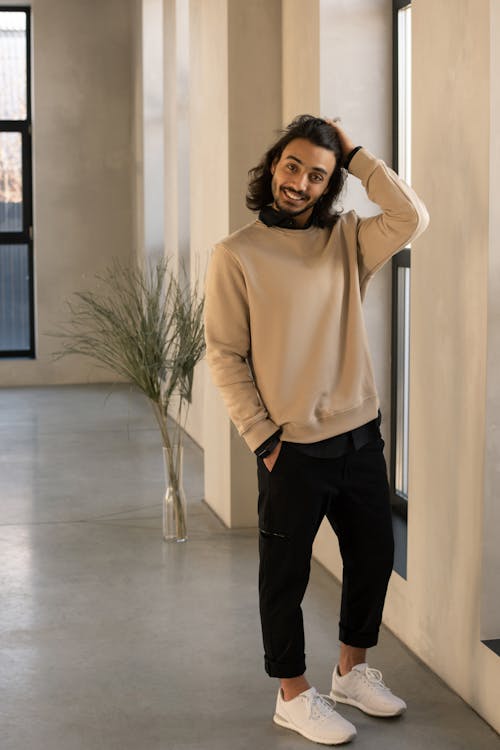 Foto Pria Mengenakan Sweater Beige