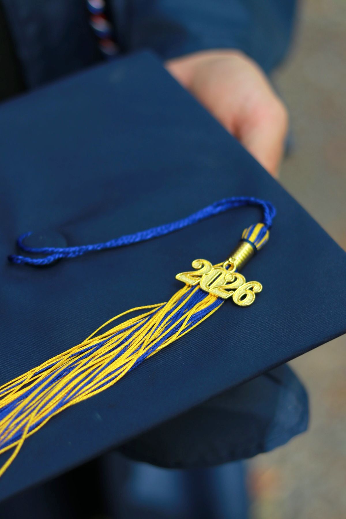 Primer plano de un birrete de graduación con borla dorada