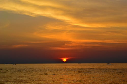 無料 日没時の海の写真 写真素材