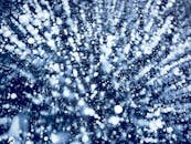 迷人的抽象图像描绘了冰中冻结的气泡，创造出动态而冰霜的纹理