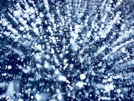 迷人的抽象图像描绘了冰中冻结的气泡，创造出动态而冰霜的纹理