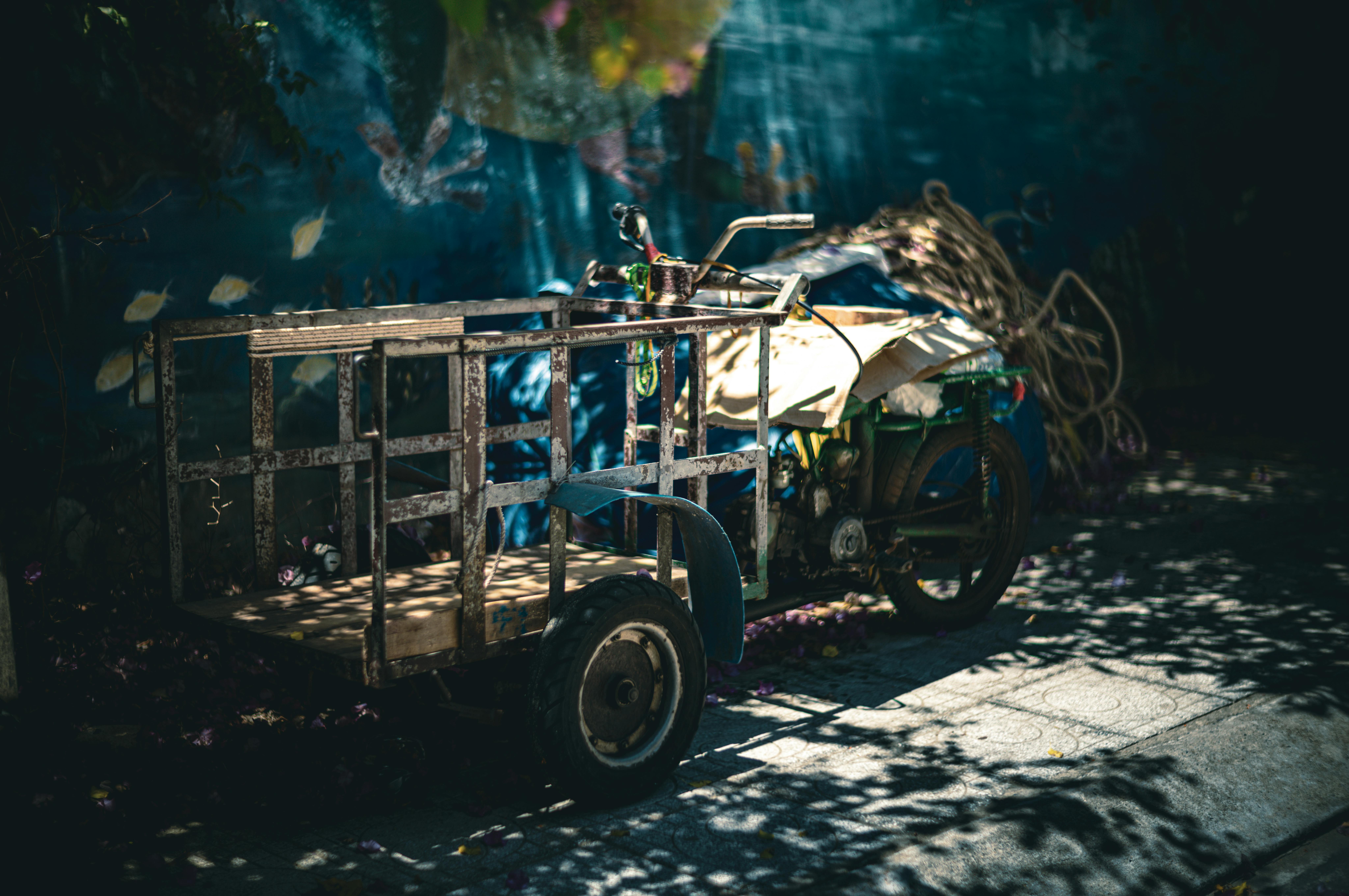Une moto ancienne avec side-car garée dans une ruelle ombragée à Trang, au Vietnam.