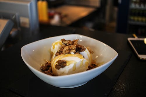 Vanilla Dengan Karamel Dalam Mangkuk