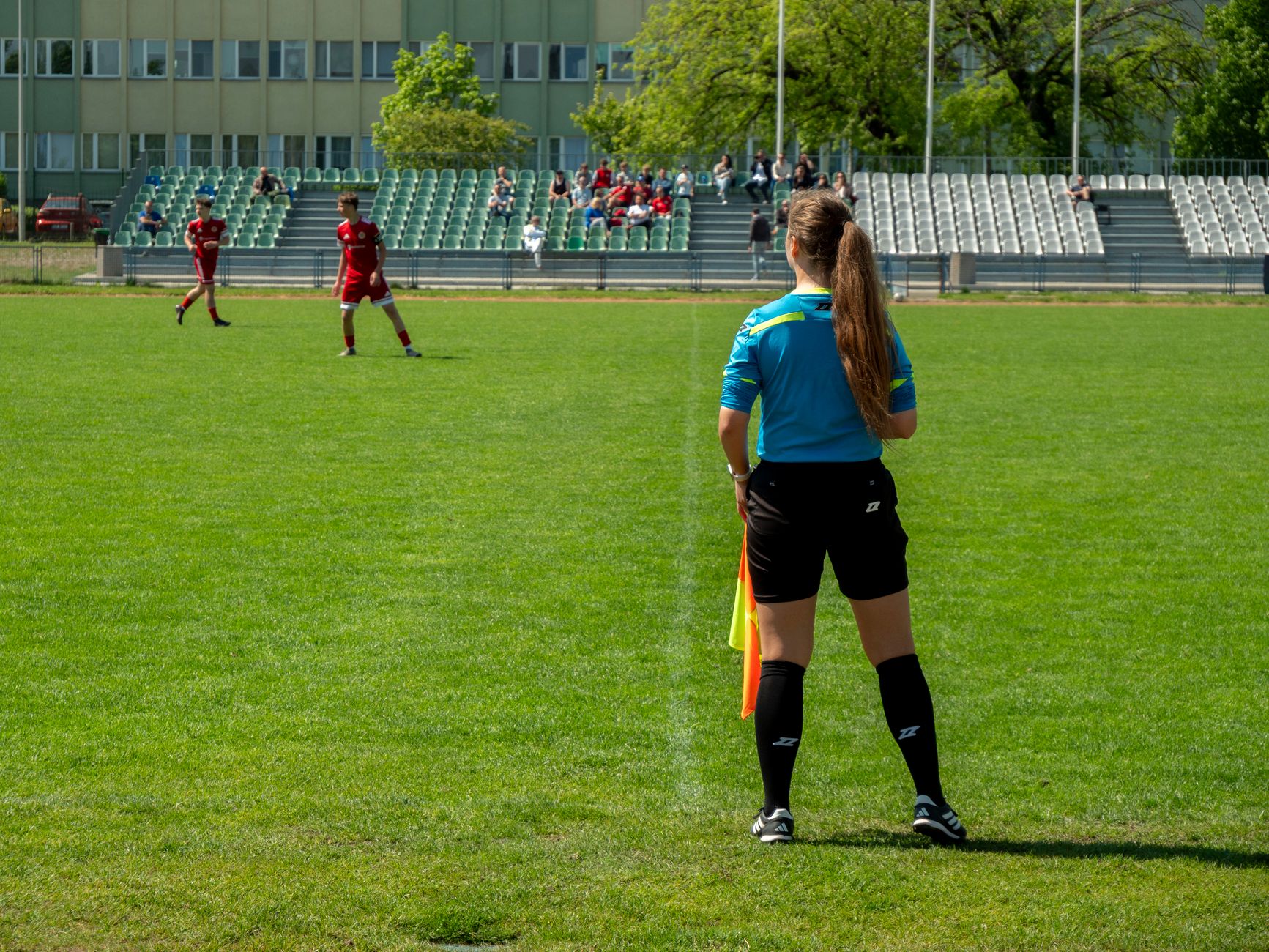 Een vrouwelijke voetbalscheidsrechter leidt een wedstrijd in een stadion in Wrocław, Polen.