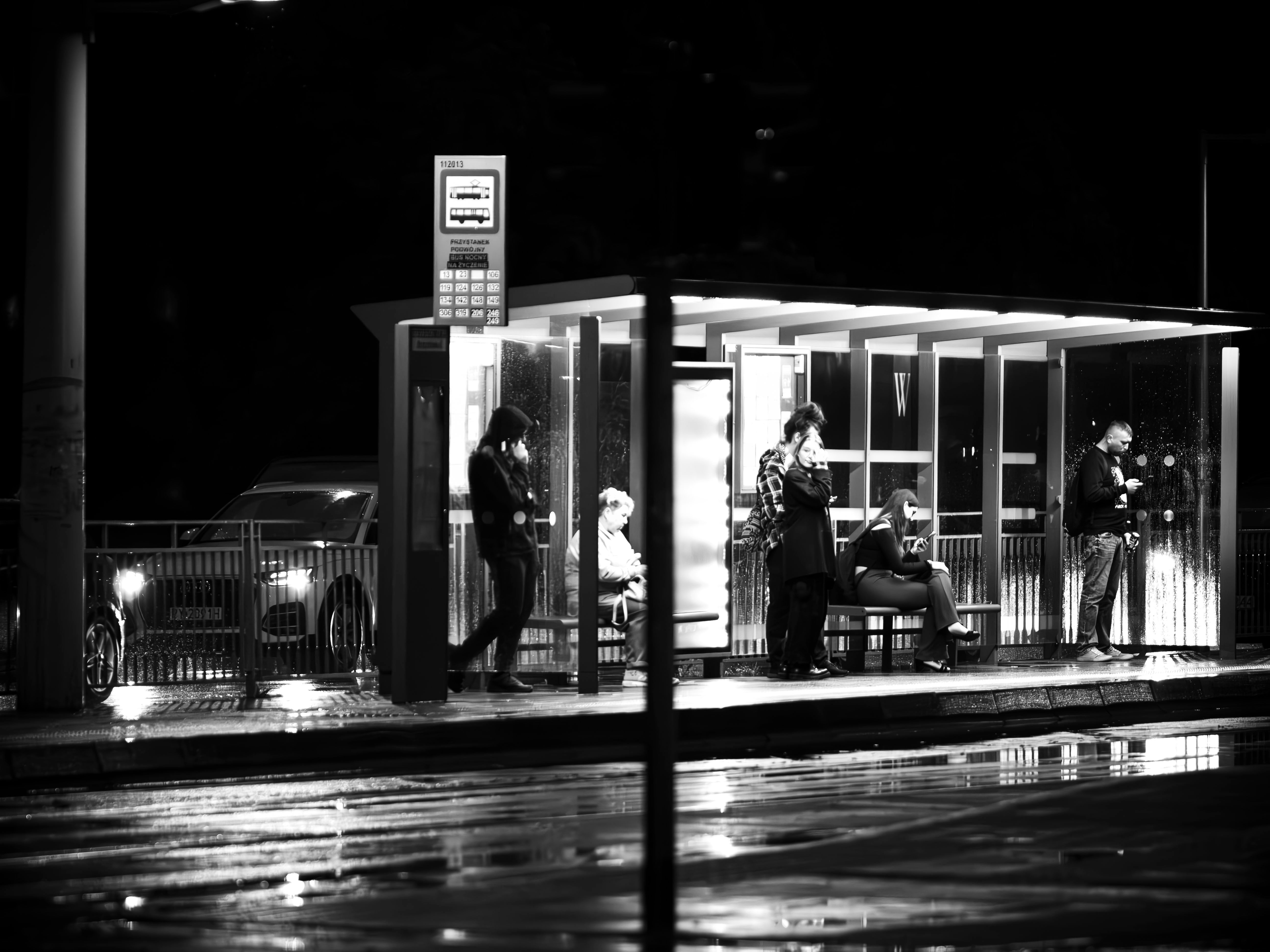 Ladestationen in einer städtischen Umgebung bei Nacht