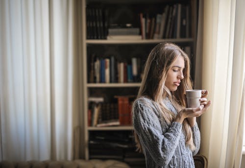 Foto Wanita Mengenakan Sweater Abu Abu