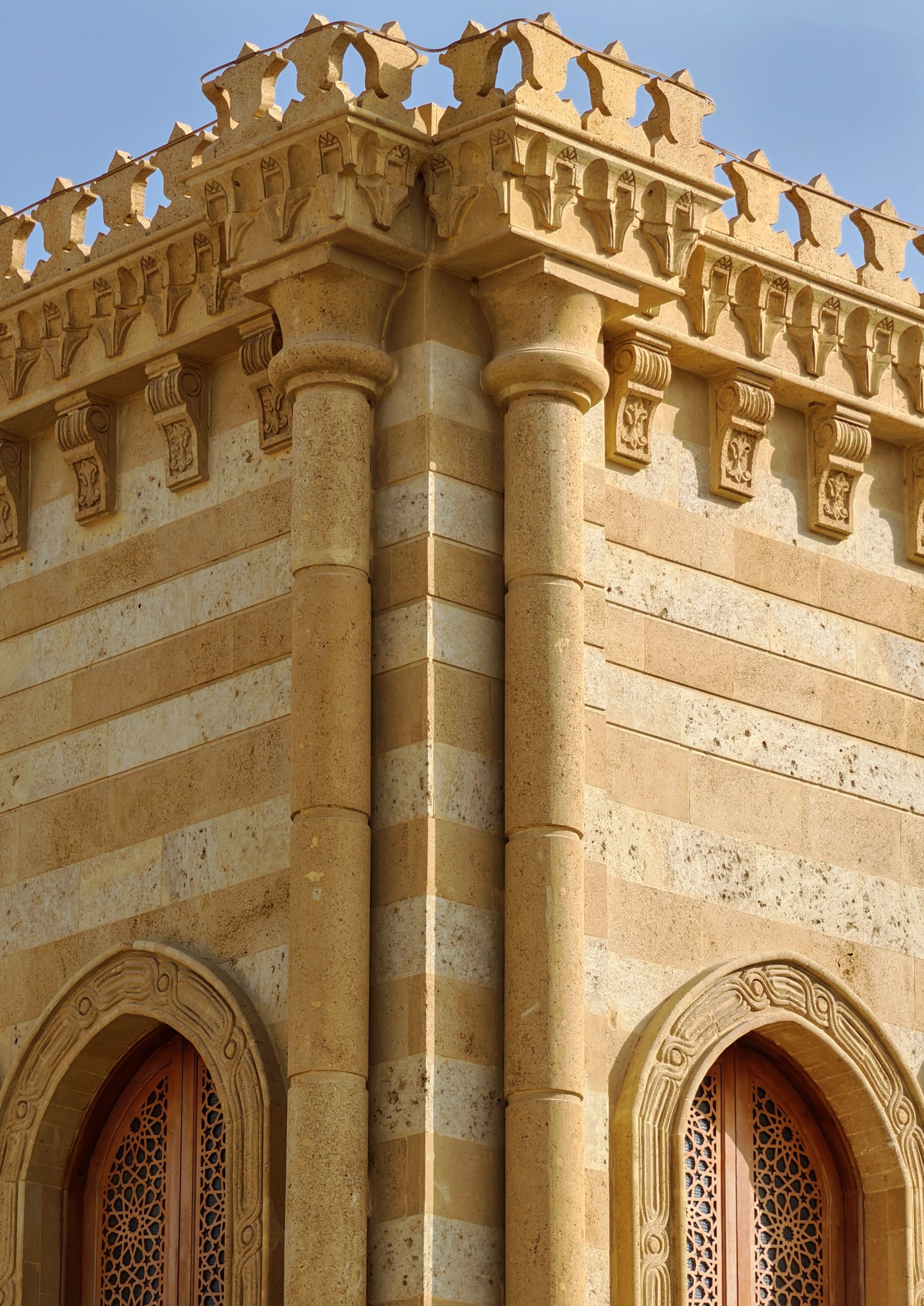 Detailed View of Ornate Corner Architecture · Free Stock Photo