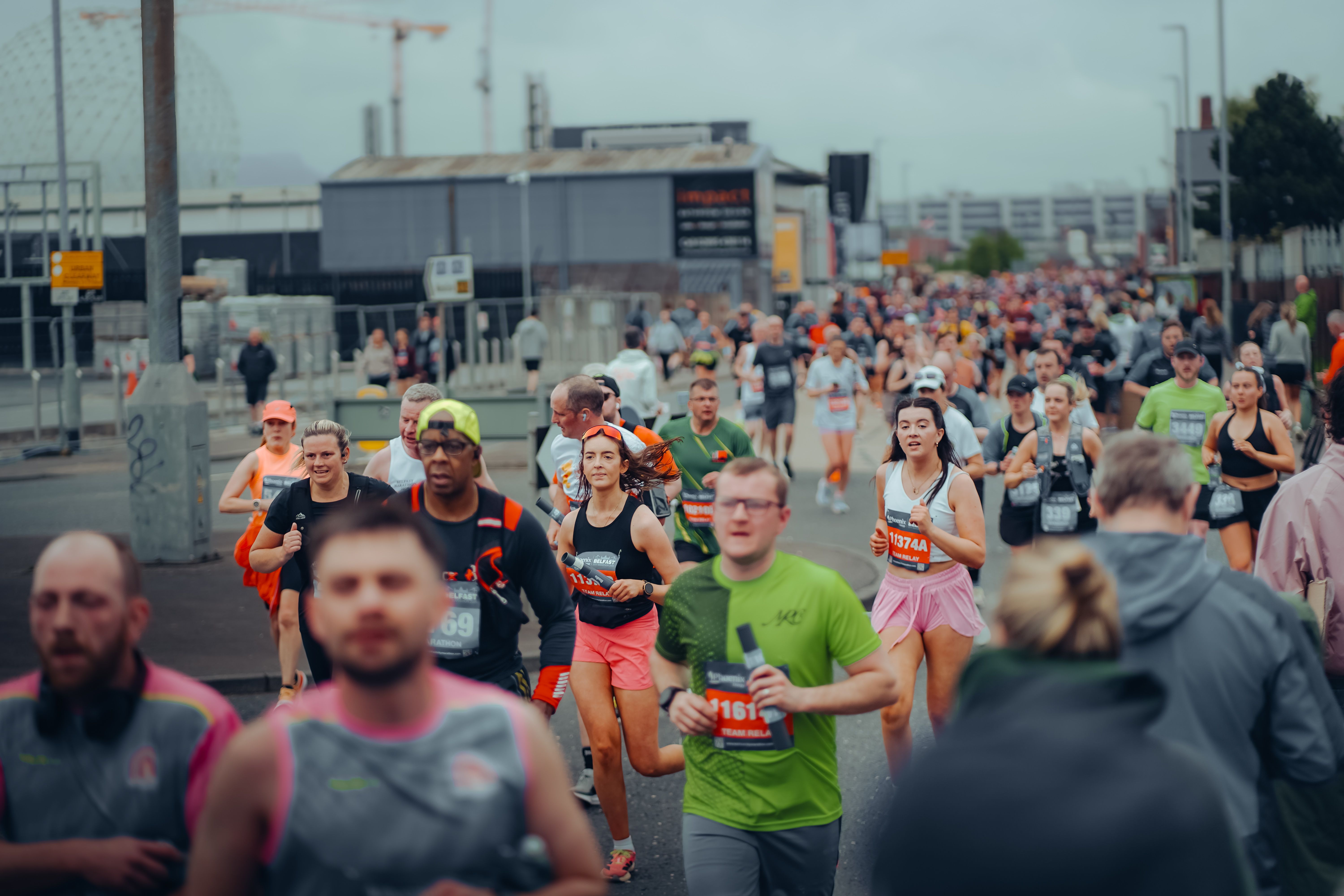 Scène dynamique de marathoniens dévalant les rues de Belfast, en Irlande du Nord.